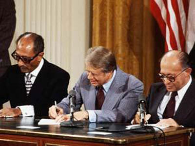 الرئيس السادات أثناء توقيع معاهدة كامب ديفيد- أرشيفية